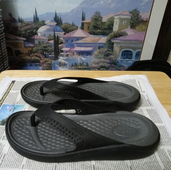 🩴🩴🚂 CROCS SLIPPERS GRAY & BLACK 🌉⛵A FABULOUS GIFT GIVING ITEM.🛍🪭 - Picture 8 of 12